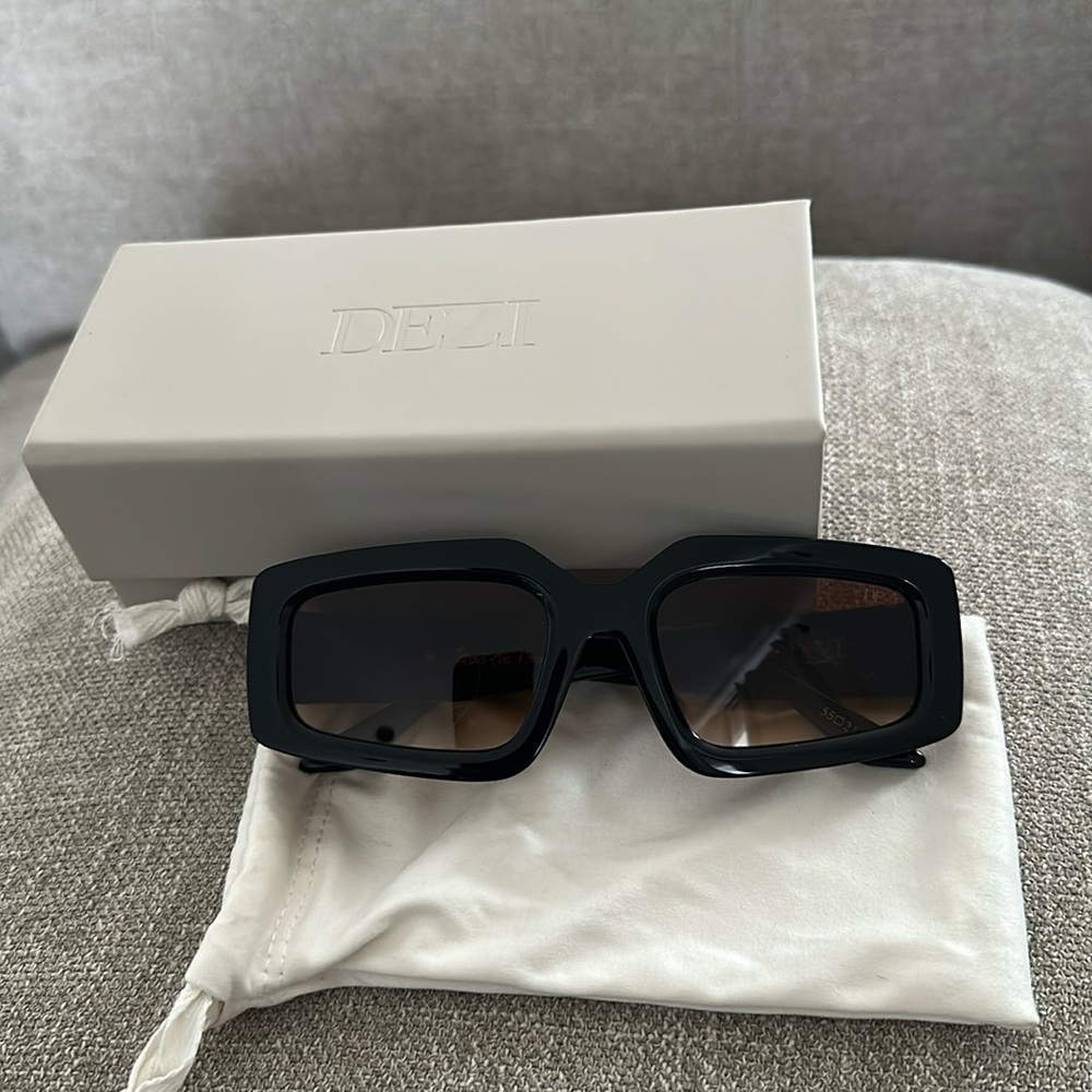 Dezi Read The Room Sunglasses